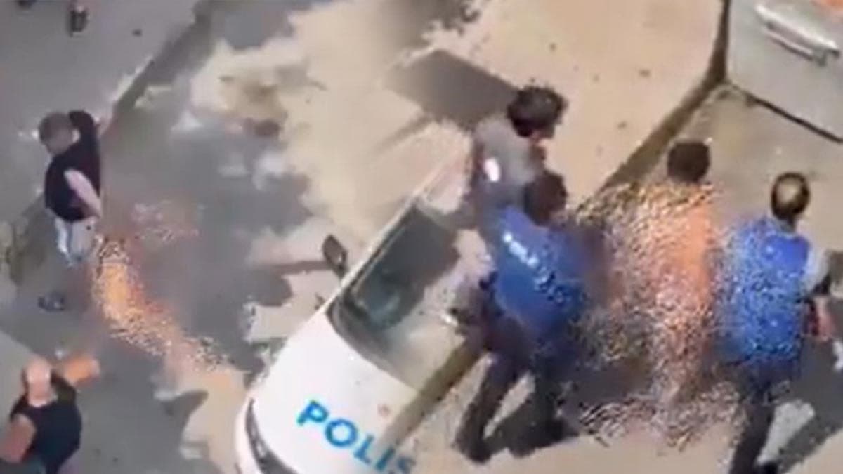 Çıplak halde sokağa çıkan şahıs ortalığı karıştırdı: Polis aracına da saldırdı
