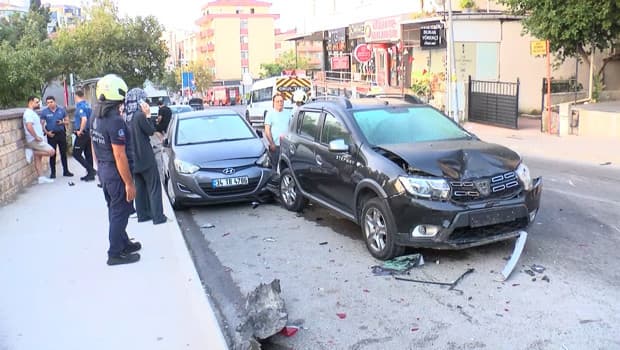 Kartal'da kontrolünden çıkan otomobil park halindeki 3 araca çarptı: 2 kişi yaralandı