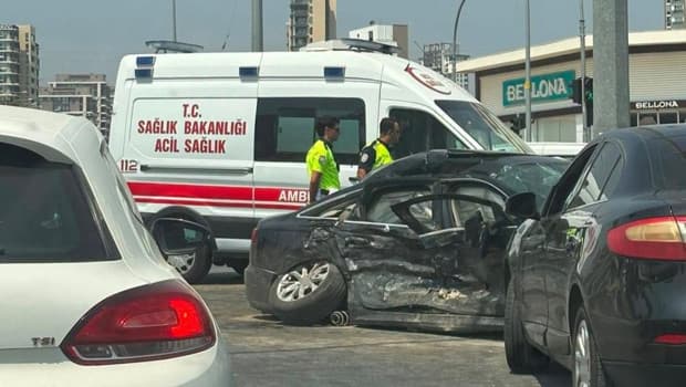 Mersin'de ambulans ile otomobil çarpıştı: 3'ü sağlık çalışanı 5 kişi yaralandı