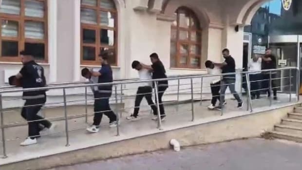 Konya'da avizecinin minibüsünden 1 milyon liralık altın çalan 5 maskeli hırsız tutuklandı
