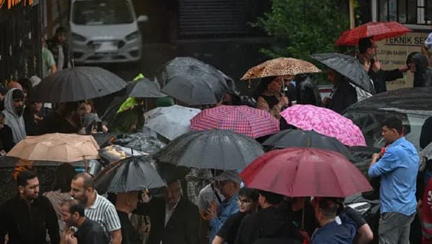 İstanbul'da bunaltıcı sıcaklara sağanak arası: MGM'den kuvvetli rüzgar uyarısı