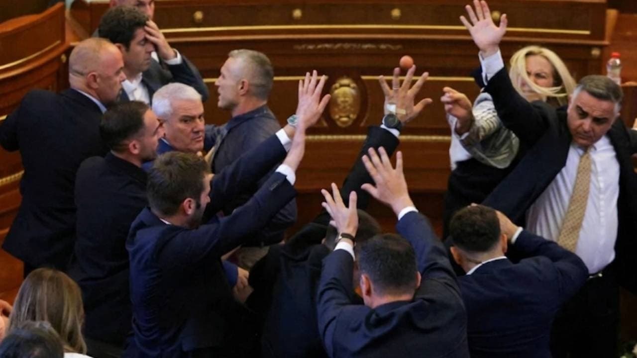 Milletvekili Meclis'te Başbakanın Kafasına Yumurta Fırlattı