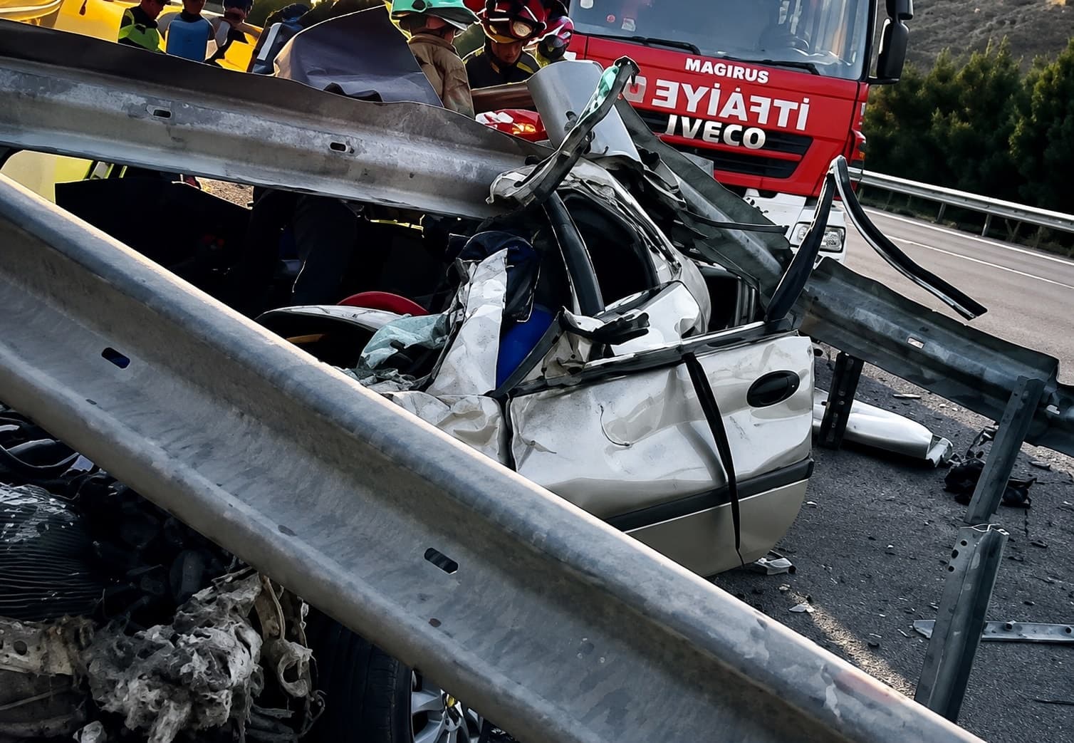 Kontrolden çıkan otomobil bariyerlere saplandı: 1 kişi hayatını kaybetti, 1 kişi ağır yaralandı