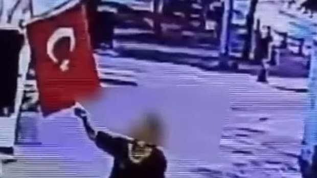 Muğla'da iş yeri önündeki Türk bayrağını yakan kadın aranıyor