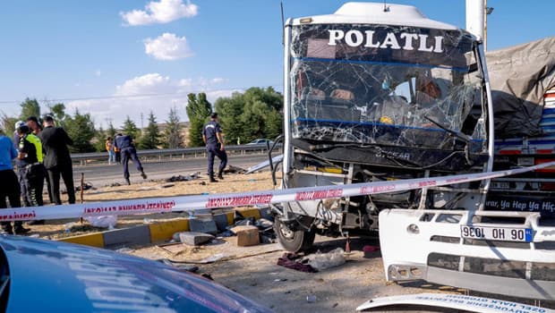 Ankara'da feci kaza: Otobüs ile hafriyat kamyonu çarpıştı, 2 kişi can verdi