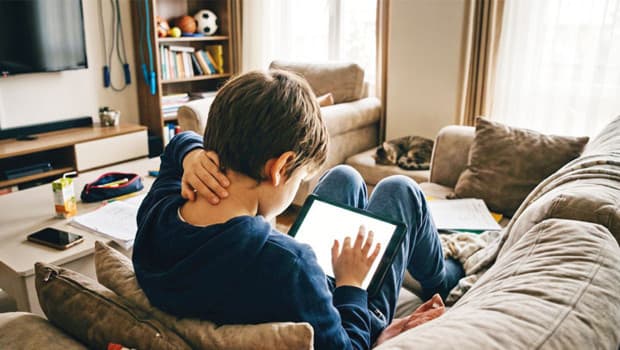Uzmanlar uyardı: Tablet ve telefon bağımlılığı çocuklarda erken yaşta boyun düzleşmesine yol açıyor